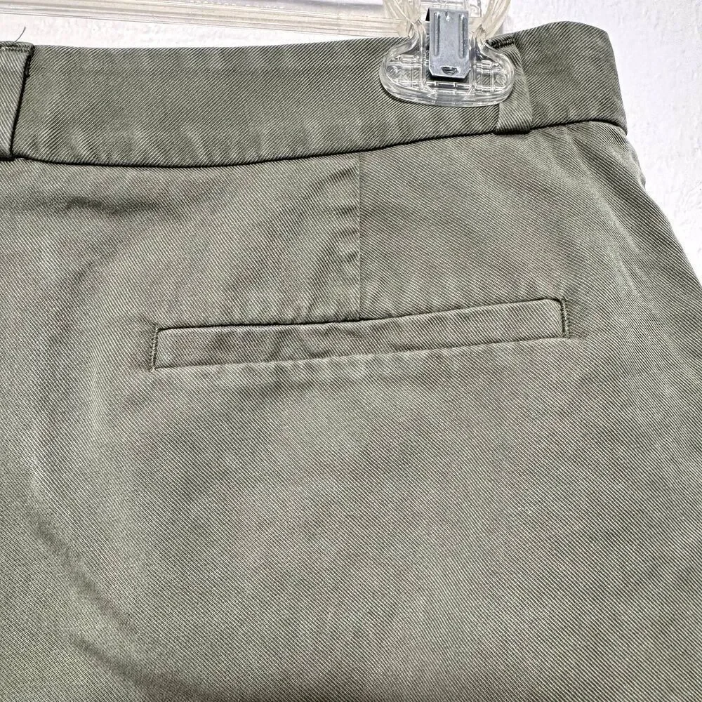 Banana Republic Shorts Y2K Khaki Green Modest Mid Rise 5 in Inseam Women sz 2